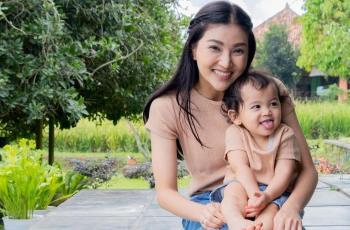 Gemesnya Thania Putri Onsu Jadi Model Daster Dagangan Ibunya, Sarwendah Terharu!