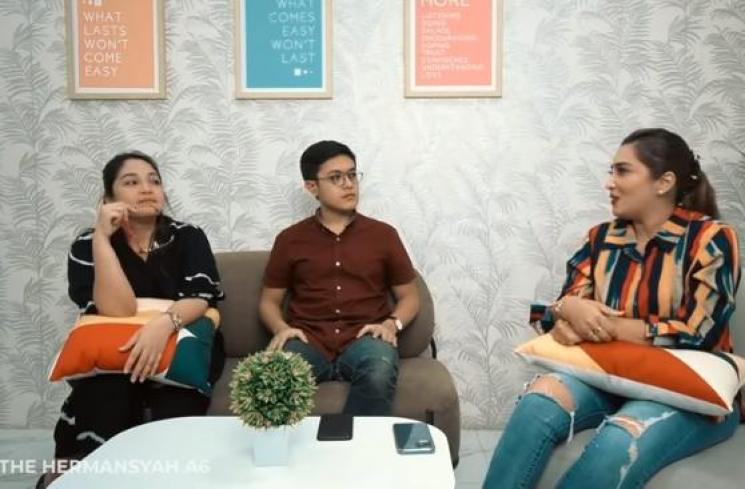 Kakak Millendaru curhat ke Ashanty (Youtube.com/TheHermasyahA6)