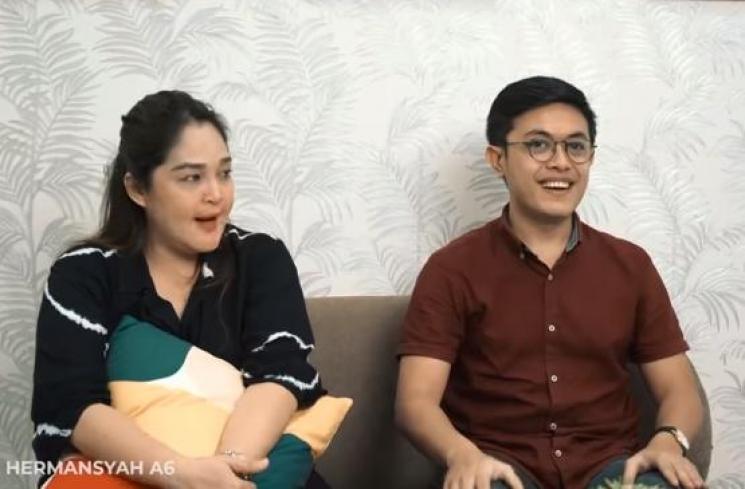 Kakak Millendaru curhat ke Ashanty (Youtube.com/TheHermasyahA6)