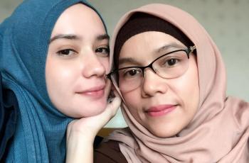 Kayak Seumuran, 5 Potret Cantik Mertua Arya Saloka yang Awet Muda