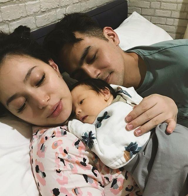 Asmirandah dan Jonas Rivanno bersama sang buah hati (Instagram/@asmirandah89)