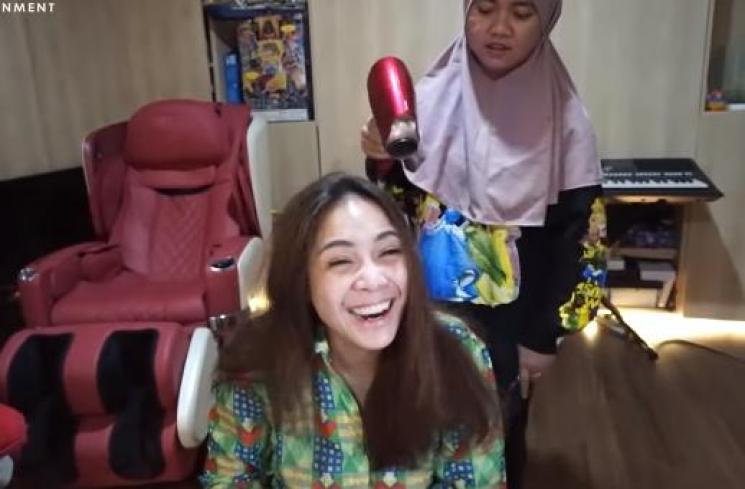 Nagita Slavina ngecat rambut sendiri (Youtube.com/RANSEntertainment)