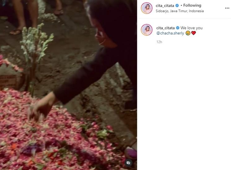 Cita Citata ziarah ke makam Chacha Sherly. (Instagram/@cita_citata)