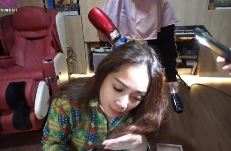 Nagita Slavina ngecat rambut sendiri (Youtube.com/RANSEntertainment)