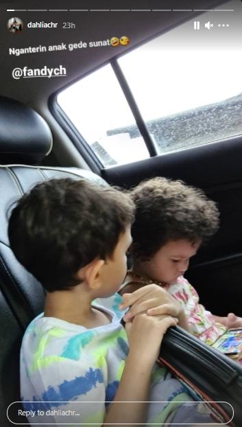 Dahlia Poland antar anak buat sunat (Instagram.com/dahliachr)