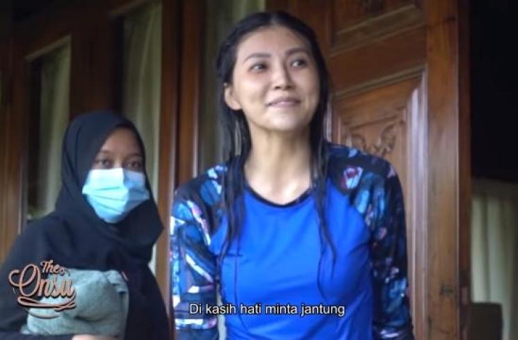 Sarwendah digendong Betrand Peto (Youtube.com/TheOnsuFamily)