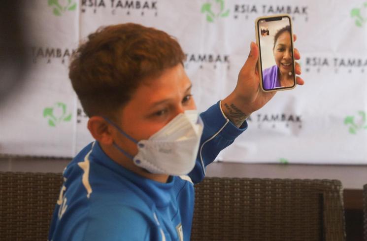 Pesepak bola Syamsir Alam menunjukkan foto putri pertamanya dengan Bunga Jelitha yang bernama Akleema Regalo Zulaikha saat konferensi pers di RSIA Tambak, Jakarta Pusat, Kamis (7/1/2021). [Matamata.com/Alfian Winanto]