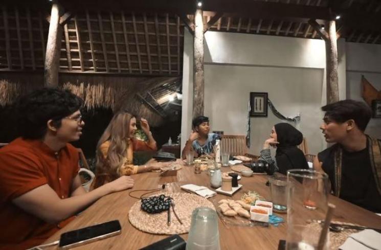Atta Halilintar dan Rizky Billar. (Youtube/AttaHalilintar)