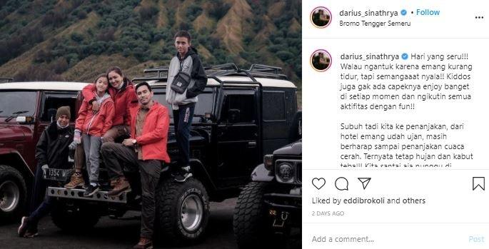 Momen liburan keluarga Darius Sinathrya dan ART. (Instagram/@darius_sinathrya)