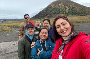 Piknik di Savana Bromo, 5 Momen Liburan Keluarga Darius Sinathrya dan ART