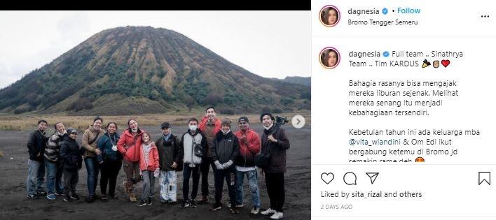 Momen liburan keluarga Darius Sinathrya dan ART. (Instagram/@dagnesia)