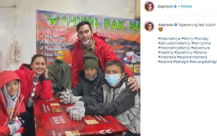 Momen liburan keluarga Darius Sinathrya dan ART. (Instagram/@dagnesia)