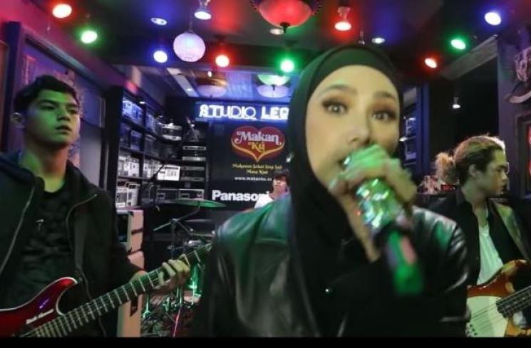 Mulan Jameela manggung lagi. (Youtube/VideoLegend)