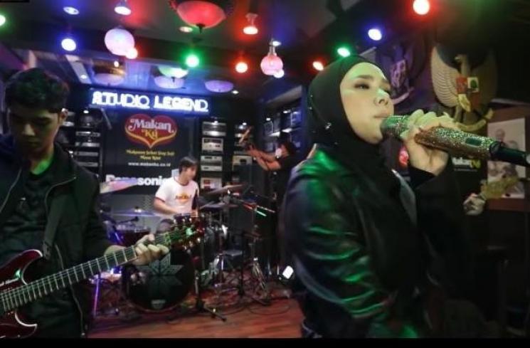 Mulan Jameela manggung lagi. (Youtube/VideoLegend)