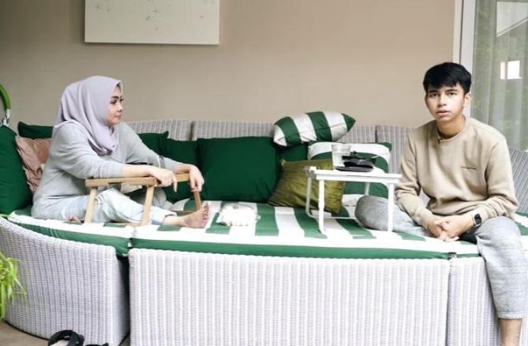 Mama Rieta dan Dimas Ahmad. (Youtube/MamaRieta)