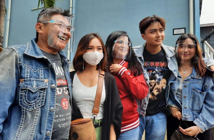 Willy Dozan dan mantan istrinya Betharia Sonata serta anaknya Leon Dozan ditemui di Jalan Kapten P Tendean, Jakarta Selatan, Jumat (8/1/2021). (MataMata.com/Herwanto)