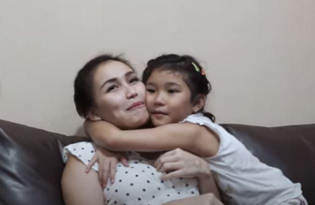 Ayu Ting Ting dan Bilqis Khumairah Razak. (Youtube/QissYouTV)