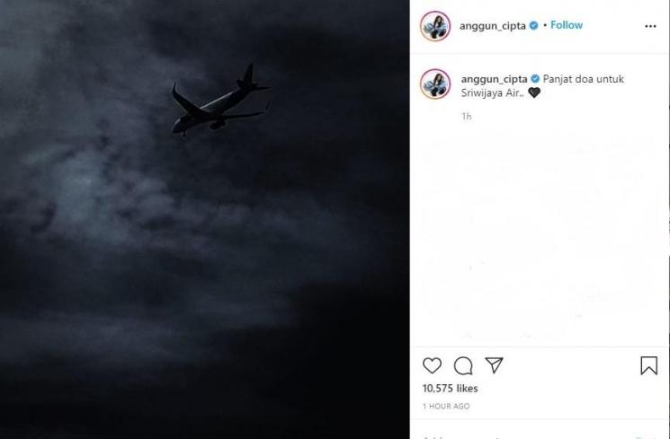 Anggun C Sasmi Panjat Doa untuk Sriwijaya Air. (Instagram/@anggun_cipta)
