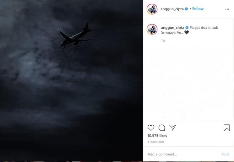 Anggun C Sasmi Panjat Doa untuk Sriwijaya Air. (Instagram/@anggun_cipta)