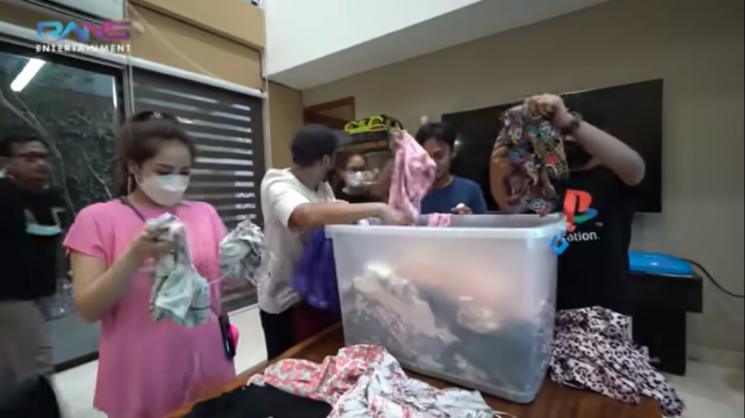 Nagita Slavina bagi-bagi pakaian dalam. (YouTube/Rans Entertainment)