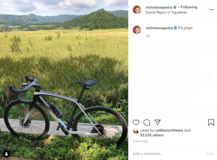 Nicholas Saputra pit-pitan alias bersepeda di Yogyakarta. (Iinstagram/@nicholassaputra)
