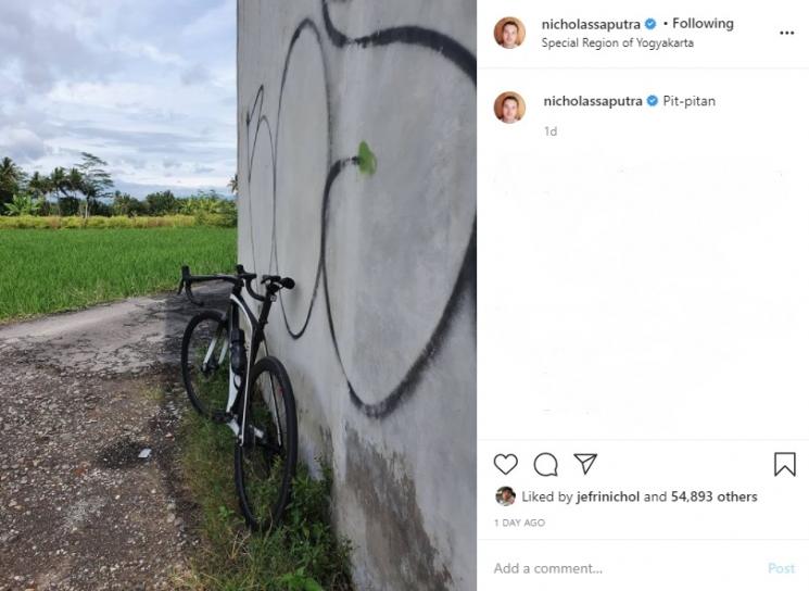Nicholas Saputra pit-pitan alias bersepeda di Yogyakarta. (Iinstagram/@nicholassaputra)