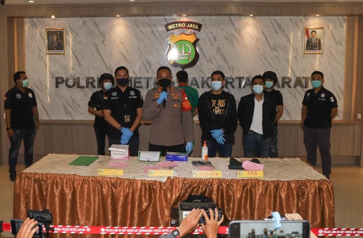 Suami dari Penyanyi Nindy Ayunda, Askara Parasady Harsono dihadirkan sebagai tersangka saat rilis kasus penyalahgunaan narkoba di Polres Metro Jakarta Barat, Selasa (12/1/2021). [Matamata.com/Alfian Winanto]