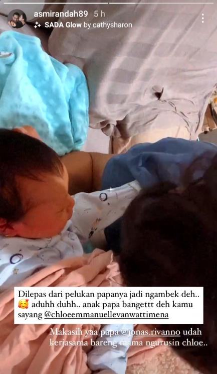 Asmirandah dan Jonas Rivanno bersama Baby Chloe (Instagram/@asmirandah89)