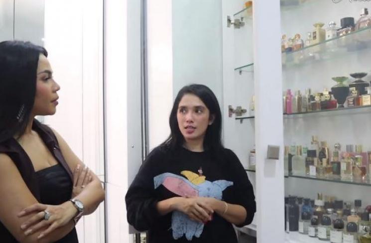 Ruang parfum mewah Ussy Sulistiawaty. (Youtube/MelaneyRicardo)