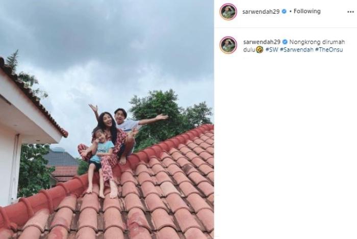 Sarwendah nongkrong di genteng. (Instagram/@sarwendah29)