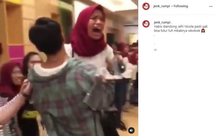 Jefri Nichol gendong fans cewek. (Instagram)
