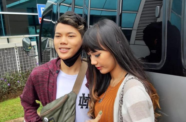 Penyanyi Tegar Septian dan istrinya, Sarah Sheilka ditemui di Jalan Kapten P Tendean, Jakarta Selatan, Rabu (13/1/2021). (Matamata.com/Herwanto)
