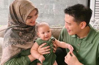 Citra Kirana Dapat Bunga Jumbo dari Rezky Aditya, Ekspresi Baby Athar Gemes