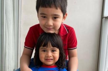 Rafathar Pangku Ansara dan Aruni, Senyumnya Gemes Banget!