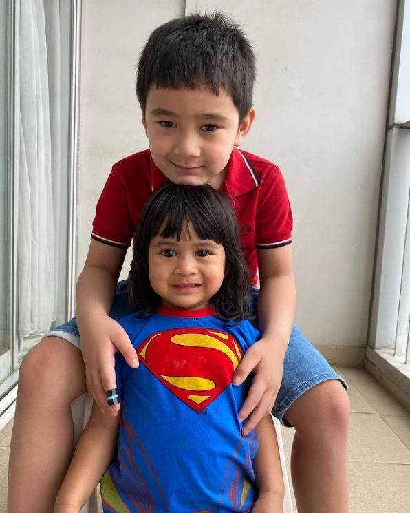 Ansara dan Rafathar. (Instagram/@rieta_amilia)