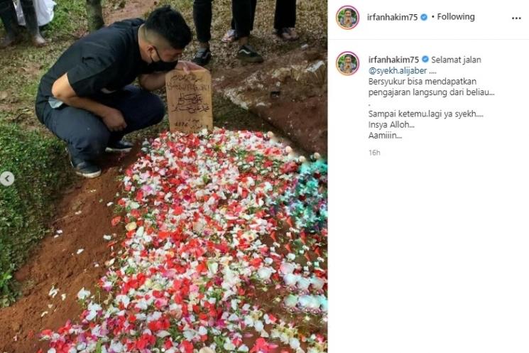 Irfan Hakim cium nisan Syekh Ali Jaber. (Instagram/@irfanhakim75)