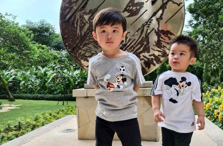 Raphael Moeis dan Michael Moeis. (Instagram/@sandradewi88)