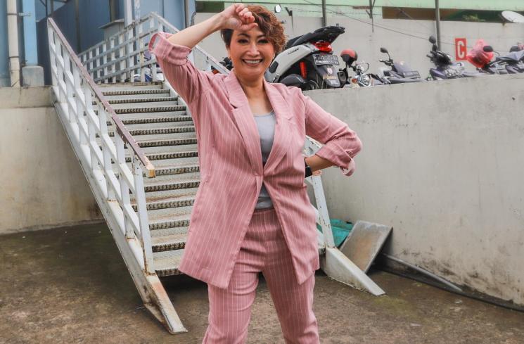 Presenter Indy Barends saat ditemui di Kawasan Tendean, Jakarta Selatan, Senin (18/1/2021). [Matamata.com/Alfian Winanto]
