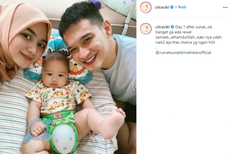 Citra Kirana dan Rezky Aditya bersama Baby Athar (Instagram/@citraciki)