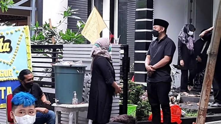 Denny Cagur menyambut pelayat di rumah duka kawasan Radar Auri, Cimanggis, Depok, Jawa Barat. (MataMata.com/Herwanto)