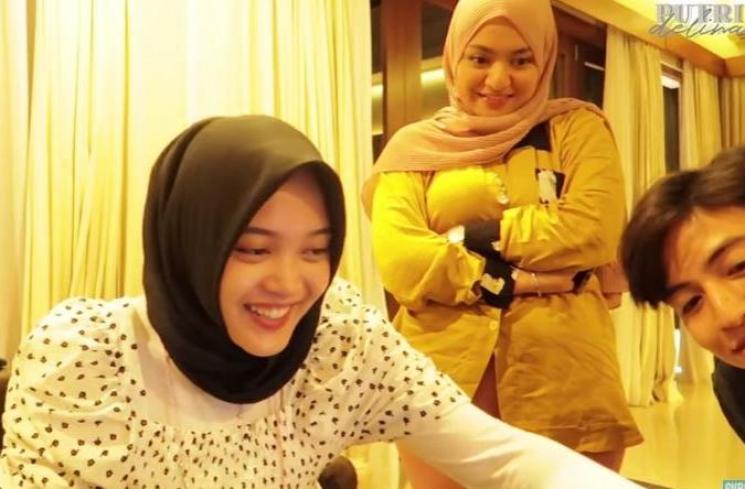 Putri Delina digoda pria asing. (Youtube/PutriDelina)