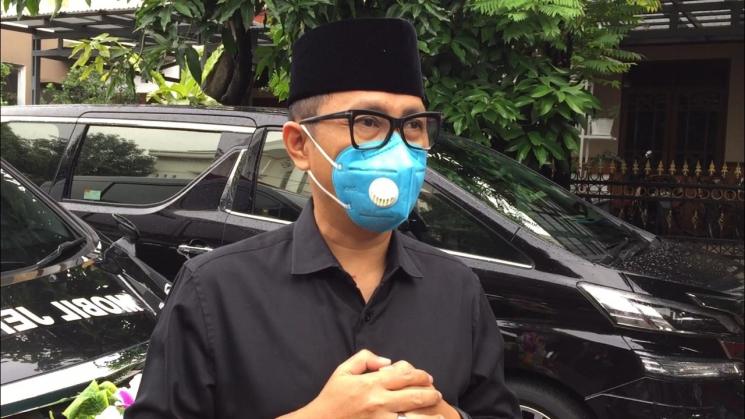 Eko Patrio melayat di Rumah Duka Denny Cagur, Selasa (19/1/2021). (MataMata.com/Herwanto)