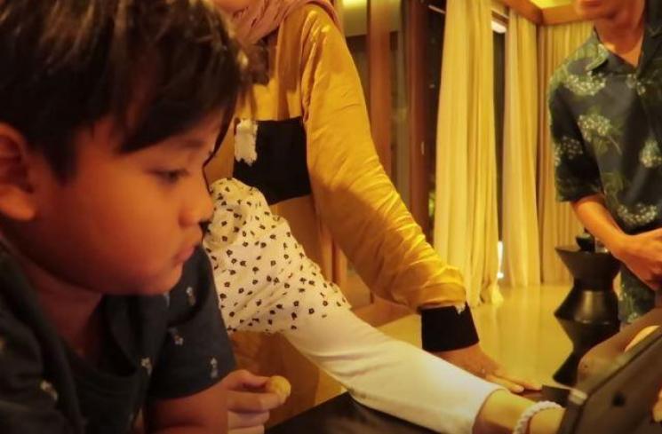 Putri Delina digoda pria asing. (Youtube/PutriDelina)