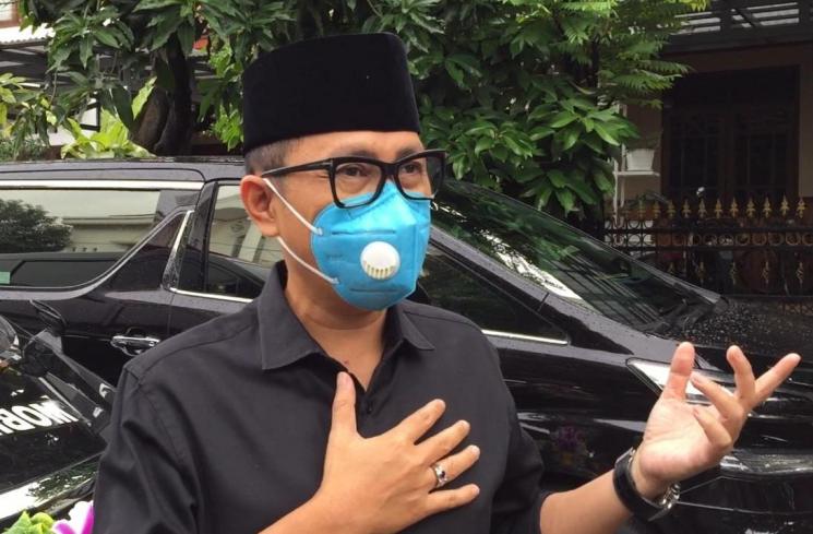 Eko Patrio melayat di Rumah Duka Denny Cagur, Selasa (19/1/2021). (MataMata.com/Herwanto)