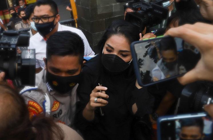 Penyanyi Nindy Ayunda berjalan menerobos awak media setelah menjalani pemeriksaan sebagai saksi terkait kasus narkoba yang menjerat suaminya, Askara Parasady Harsono di Polres Metro Jakarta Barat, Selasa (19/1/2021). [Matamata.com/Alfian Winanto]