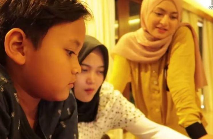 Putri Delina digoda pria asing. (Youtube/PutriDelina)
