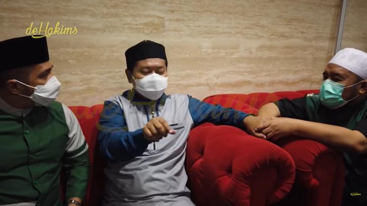 Irfan Hakim bersama asisten Syekh Ali Jaber. (YouTube/deHakims)