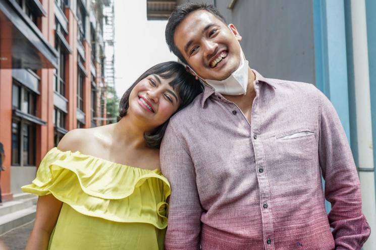 Pasangan Vanessa Angel dan Bibi Ardiansyah tersenyum bahagia ke arah kamera saat ditemui di Kawasan Tendean, Jakarta Selatan, Rabu (20/1/2021). [Matamata.com/Alfian Winanto]