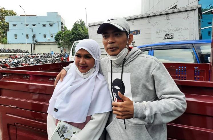 Aris Idol dan Istri. (MataMata.com/Evi Ariska)