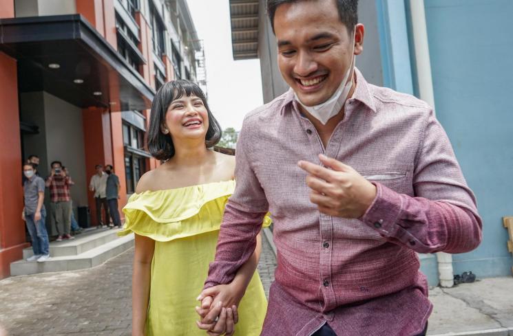 Pasangan Vanessa Angel dan Bibi Ardiansyah tersenyum bahagia ke arah kamera saat ditemui di Kawasan Tendean, Jakarta Selatan, Rabu (20/1/2021). [Matamata.com/Alfian Winanto]